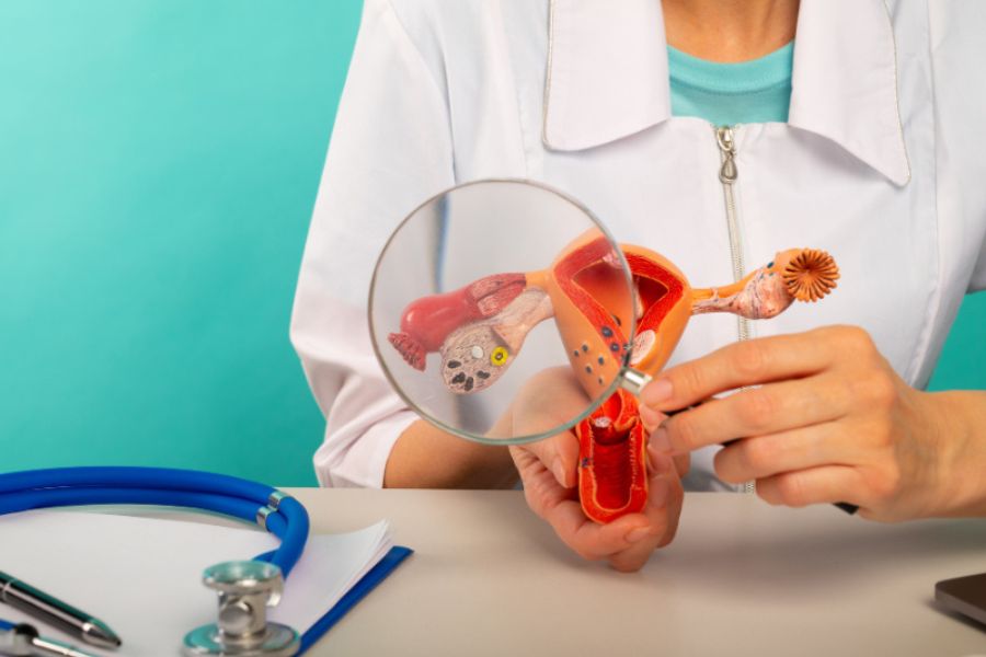 Dự trữ buồng trứng thấp có thể không có triệu chứng rõ ràng, cần thăm khám để đánh giá