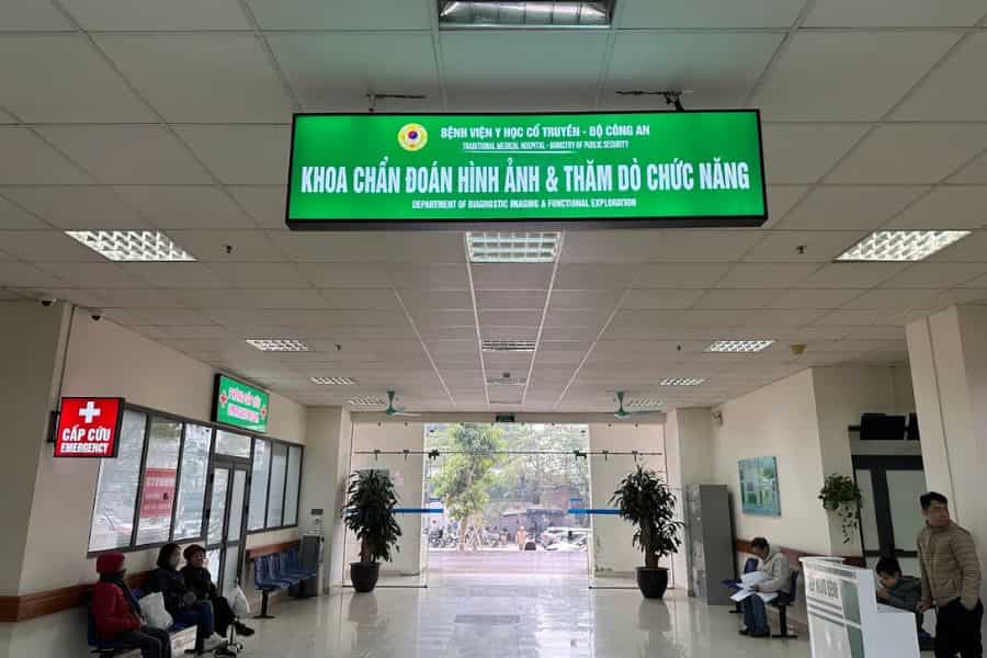 Người bệnh nên chú ý hệ thống bảng biển chỉ dẫn các cửa thủ tục tại khu khám bệnh