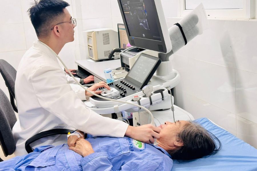 Ê-kíp phẫu thuật thực hiện kỹ thuật can thiệp xâm lấn tối thiểu giúp người bệnh phục hồi nhanh chóng