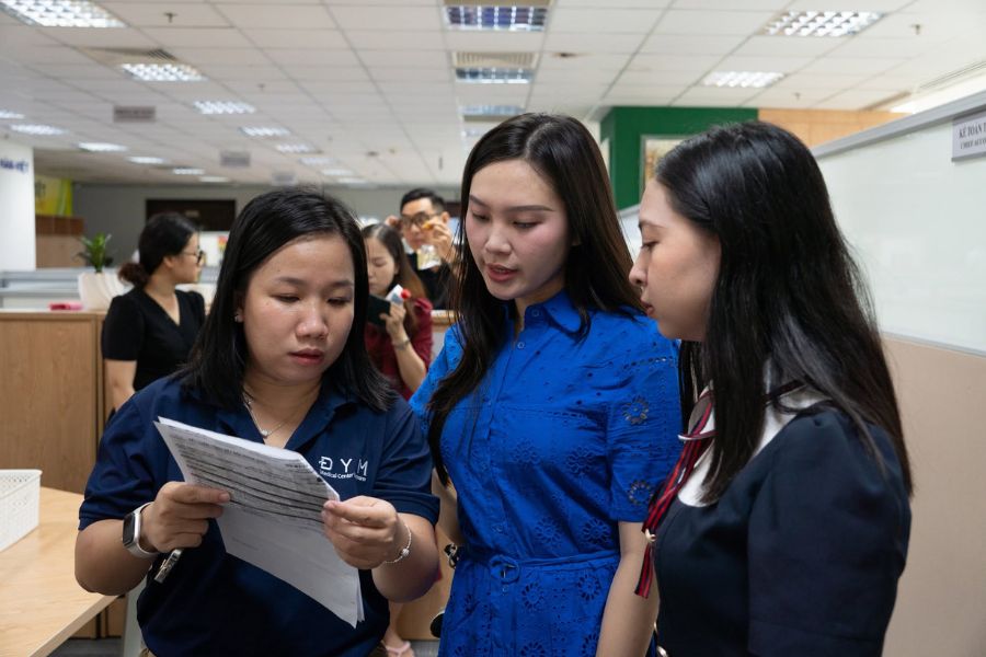 Chị em được bác sĩ tư vấn chi tiết từng chỉ số trong gói khám nữ chuyên sâu tại DYM