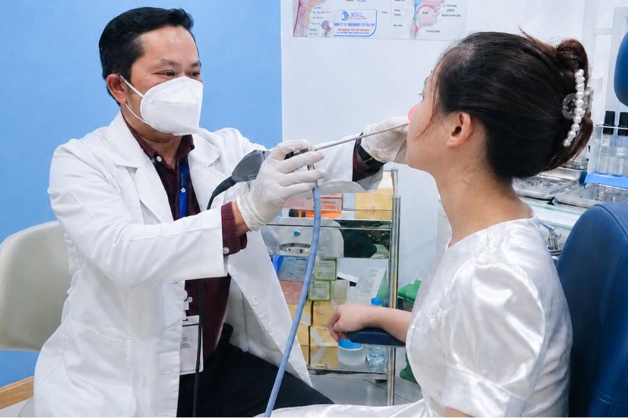Hệ thống nội soi ống mềm phóng đại hình ảnh sắc nét giúp bác sĩ phát hiện sớm tổn thương Tai Mũi Họng mà không gây đau rát