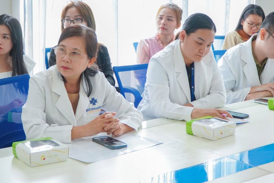 Đội ngũ bác sĩ giàu kinh nghiệm tại Bernard Healthcare luôn tận tình lắng nghe và tư vấn phác đồ cá nhân hóa cho người bệnh