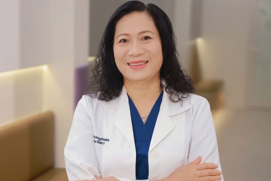 Bác sĩ Lê Thị Quyên luôn cẩn trọng trong từng khâu thăm khám để đưa ra chẩn đoán chính xác nhất