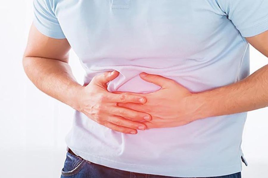 Đau dữ dội vùng trên rốn lan ra sau lưng, kèm buồn nôn, nôn hoặc sốt có thể là dấu hiệu viêm tụy cấp