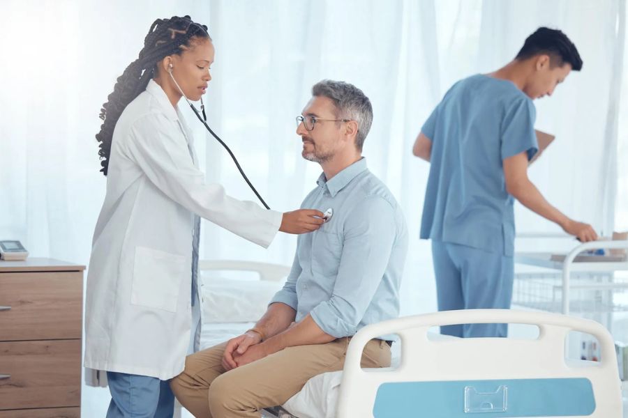 Nuốt nghẹn tái diễn, tăng dần hoặc kèm sút cân bất thường cần được thăm khám sớm