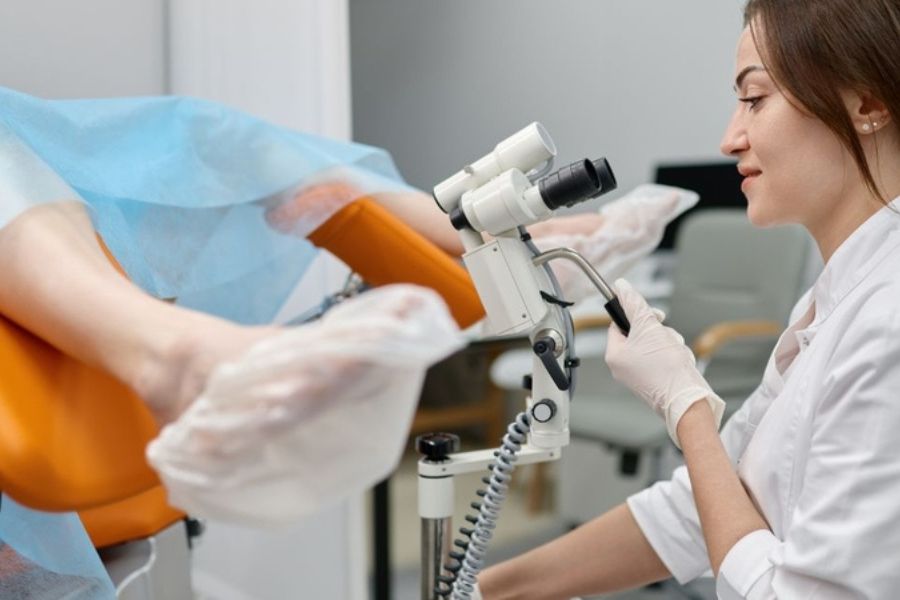 Khi có kết quả sàng lọc bất thường hoặc triệu chứng lạ, bác sĩ sẽ chỉ định soi cổ tử cung để chẩn đoán chính xác nguyên nhân