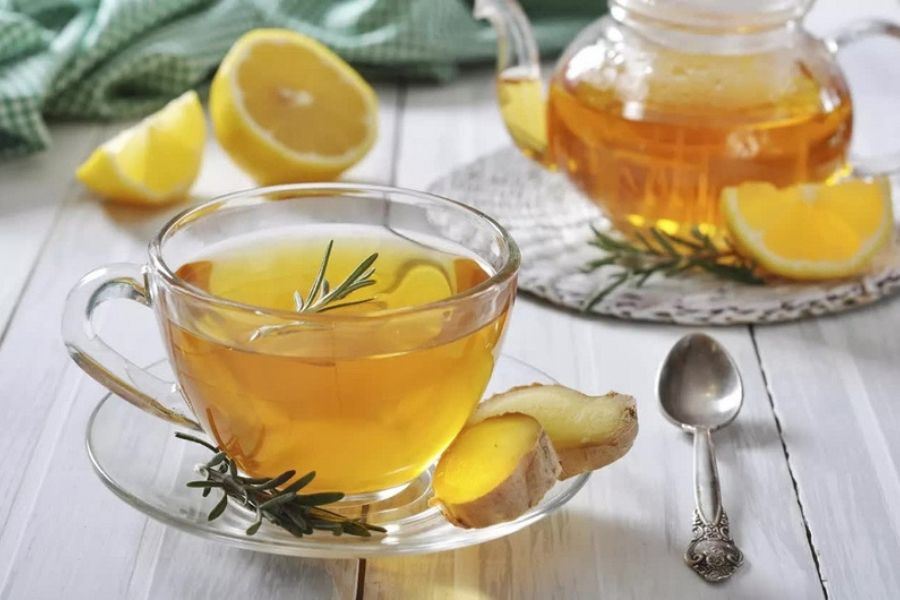 Sử dụng các nguyên liệu tự nhiên như lá hẹ, gừng kết hợp thay đổi lối sống giúp giảm ho do trào ngược