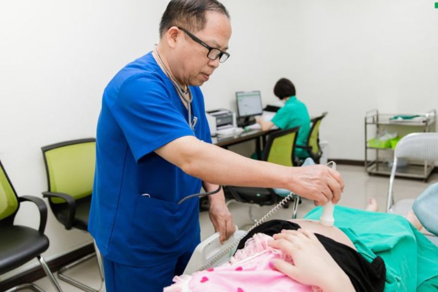 BSCKII Nguyễn Tuấn Minh - Nguyên Trưởng khoa Sản bệnh, Bệnh viện Phụ sản Hà Nội, chuyên gia giàu kinh nghiệm trong khám phụ khoa và chăm sóc thai kỳ