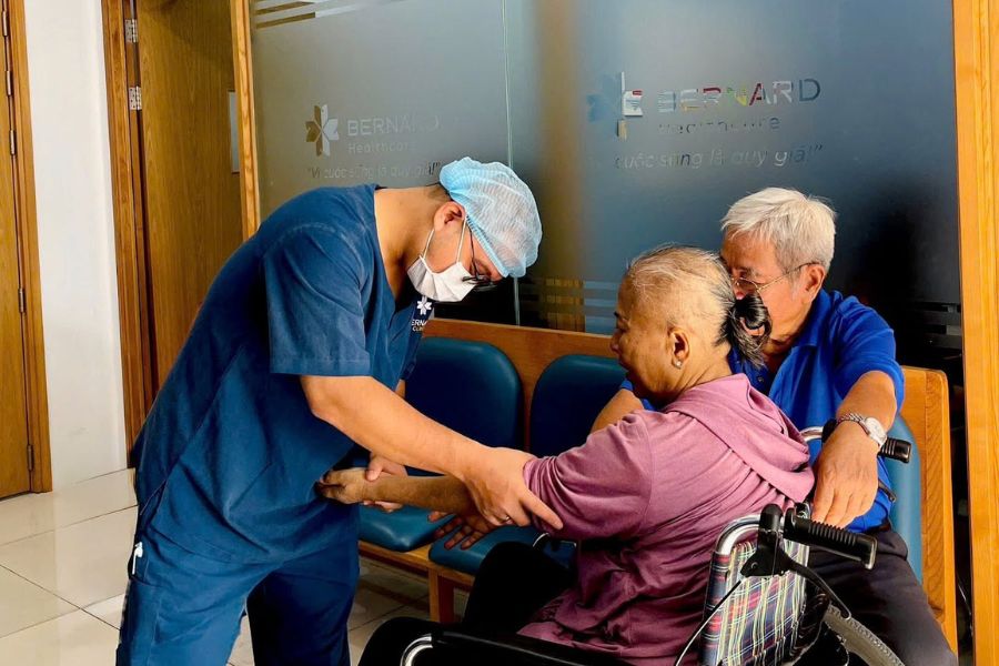 Đội ngũ bác sĩ giàu kinh nghiệm trực tiếp tư vấn và phân tích kết quả khám chi tiết cho người bệnh