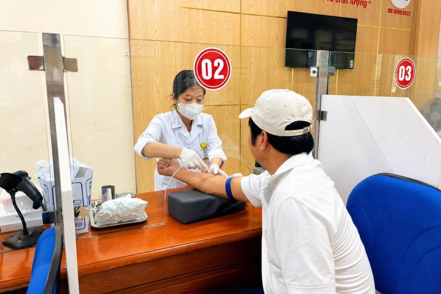 Người bệnh được thăm khám tỉ mỉ và tư vấn chi tiết bởi các bác sĩ chuyên khoa giàu kinh nghiệm