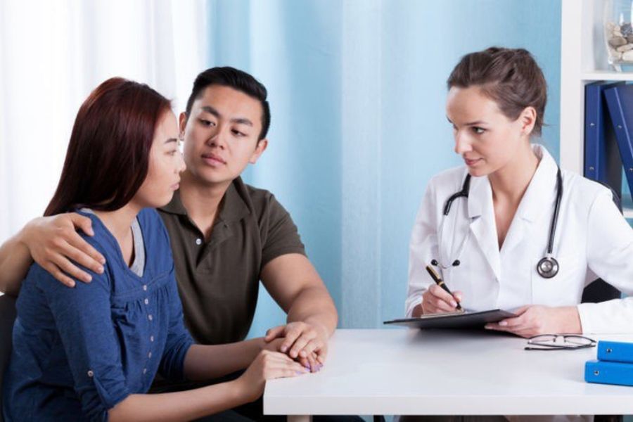 Quan hệ xong ra máu nhiều lần kèm theo các triệu chứng bất thường là lúc bạn cần nhanh chóng tìm đến các cơ sở y tế uy tín