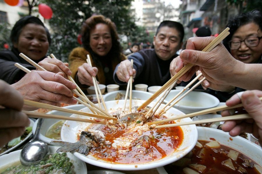 Thói quen ăn uống chung bát đũa và gắp thức ăn cho nhau là con đường ngắn nhất lây nhiễm vi khuẩn HP giữa các thành viên trong gia đình