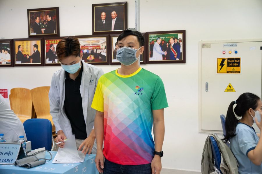 Bác sĩ chuyên khoa tại Phòng khám Đa khoa Quốc tế DYM tận tình phân tích kết quả tầm soát hô hấp cho khách hàng
