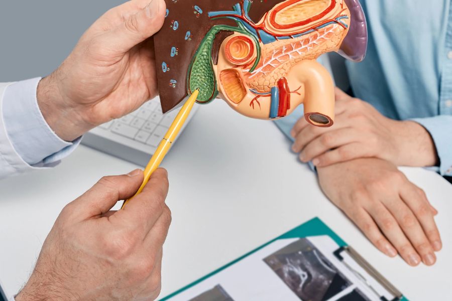 Viêm túi mật cấp được điều trị bằng thuốc, truyền dịch và có thể cần phẫu thuật cắt túi mật tùy tình trạng người bệnh