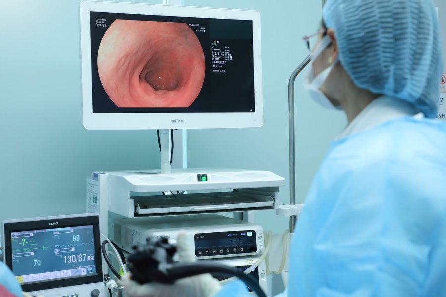Chi phí nội soi đại trực tràng gói tiền mê tại Bernard Healthcare bao gồm xét nghiệm an toàn ban đầu và quy trình soi chuẩn Nhật