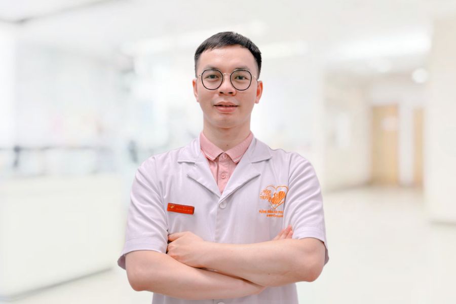 ThS.BSCKI Hoàng Ngọc Hùng sở hữu chuyên môn vững vàng, mang lại cảm giác an tâm tuyệt đối cho chị em
