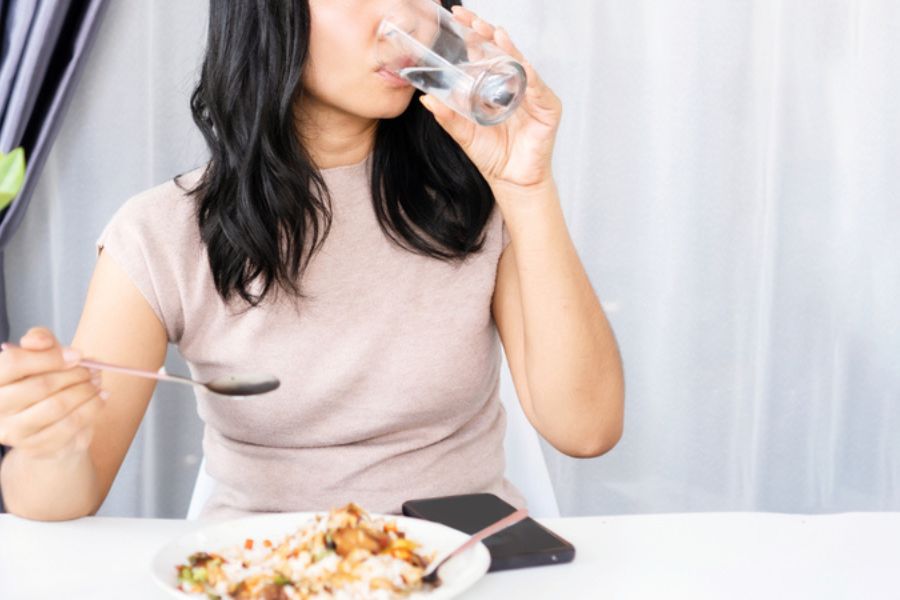 Đầy bụng, khó tiêu kéo dài có thể liên quan đến thói quen ăn uống, rối loạn tiêu hóa hoặc bệnh lý dạ dày, đường ruột