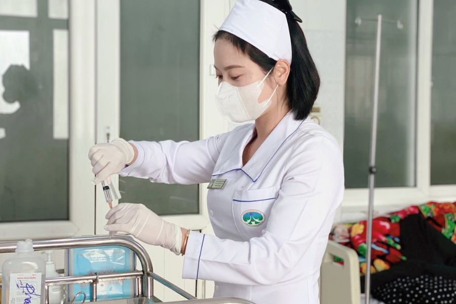 Đội ngũ bác sĩ Khoa Ngoại tổng hợp 2 thực hiện phẫu thuật chuyên sâu với hệ thống trang thiết bị hiện đại