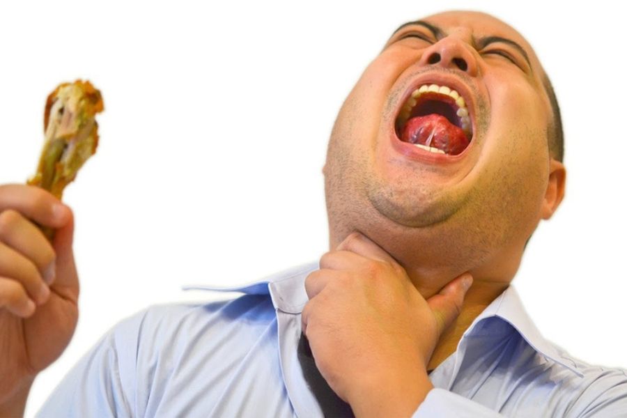 Nuốt nghẹn có thể do ăn vội, viêm hoặc hẹp thực quản, khối u hay cơ quan lân cận chèn ép