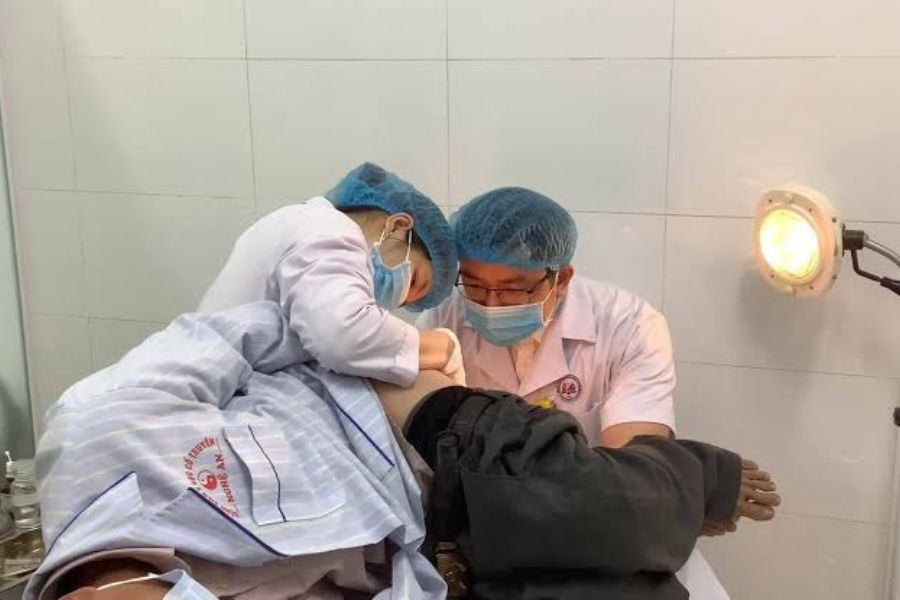 Sưng đau, chảy mủ quanh hậu môn hoặc kèm sốt cần được khám ngay để bác sĩ đánh giá và dẫn lưu kịp thời