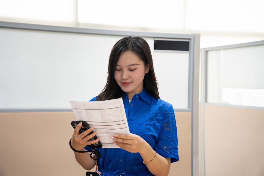 Khâu cách ly nướu tỉ mỉ giúp bảo vệ mô mềm tuyệt đối trong suốt quá trình tẩy trắng răng tại DYM