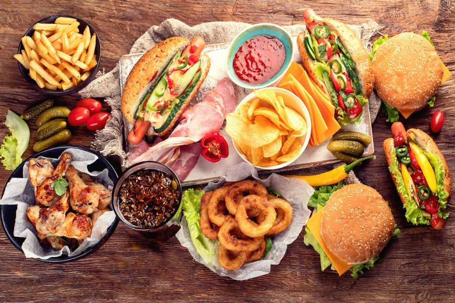 Cần tránh các loại đồ ăn chứa quá nhiều chất béo hoặc đồ uống có cồn khi đang bị hạ đường huyết