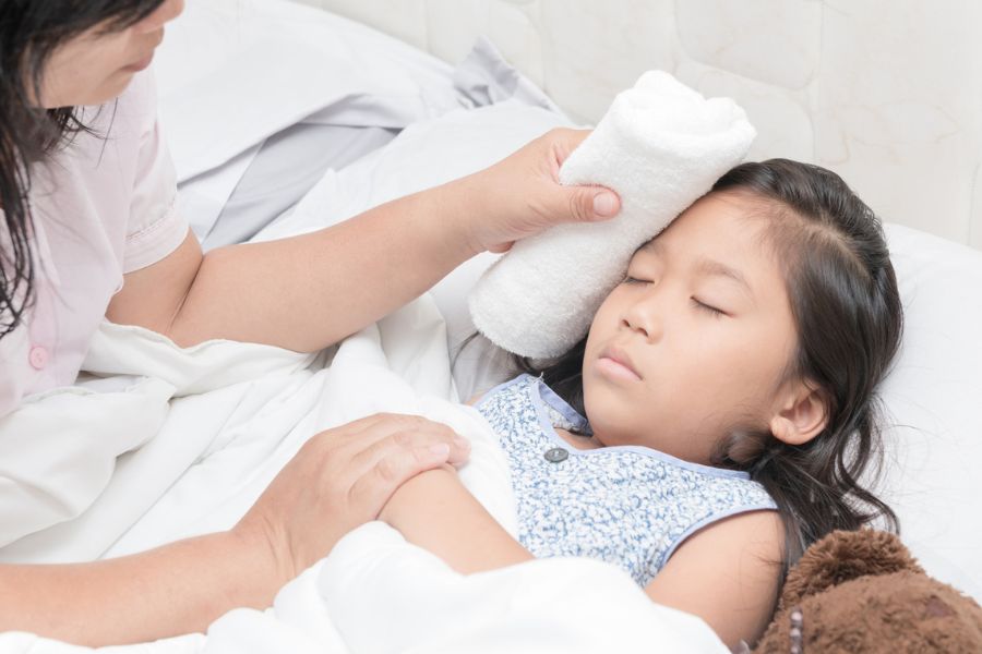 Lau mát bằng nước ấm ở vùng nách và bẹn là một trong những cách hạ sốt nhanh cho trẻ tại nhà hiệu quả nhất