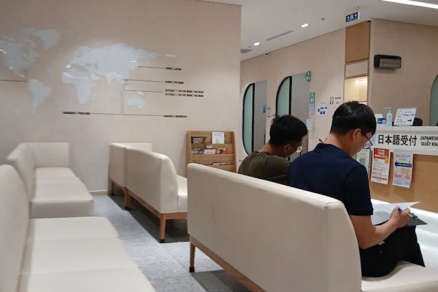 Phụ huynh dễ dàng tra cứu chi phí và đặt lịch khám tầm soát dậy thì tại DYM chỉ với vài thao tác trên app IVIE - Bác sĩ ơi