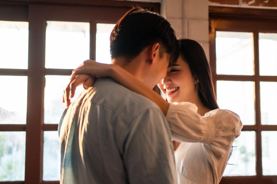 Nụ hôn sâu có sự tiếp xúc và ma sát niêm mạc là yếu tố nguy cơ tiềm ẩn làm lây nhiễm HPV