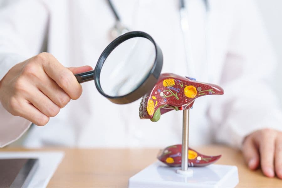 Khám lâm sàng và tư vấn cùng chuyên gia giúp đánh giá chính xác các yếu tố nguy cơ mắc bệnh lý về gan