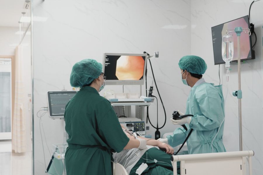 Bác sĩ chỉ định nội soi, đo pH thực quản hoặc xét nghiệm phù hợp để đánh giá tình trạng trào ngược dạ dày