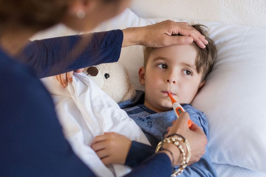 Đo thân nhiệt chính xác giúp cha mẹ chủ động chọn cách hạ sốt nhanh cho trẻ tại nhà phù hợp