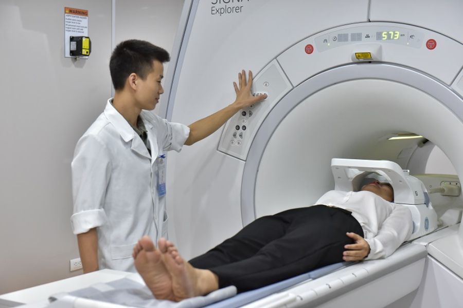 Bác sĩ kết hợp thăm khám, siêu âm và MRI khi cần để chẩn đoán và lựa chọn điều trị phù hợp