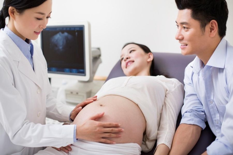 Thăm khám định kỳ giúp kiểm soát tốt sức khỏe thai phụ và phát hiện sớm các bất thường