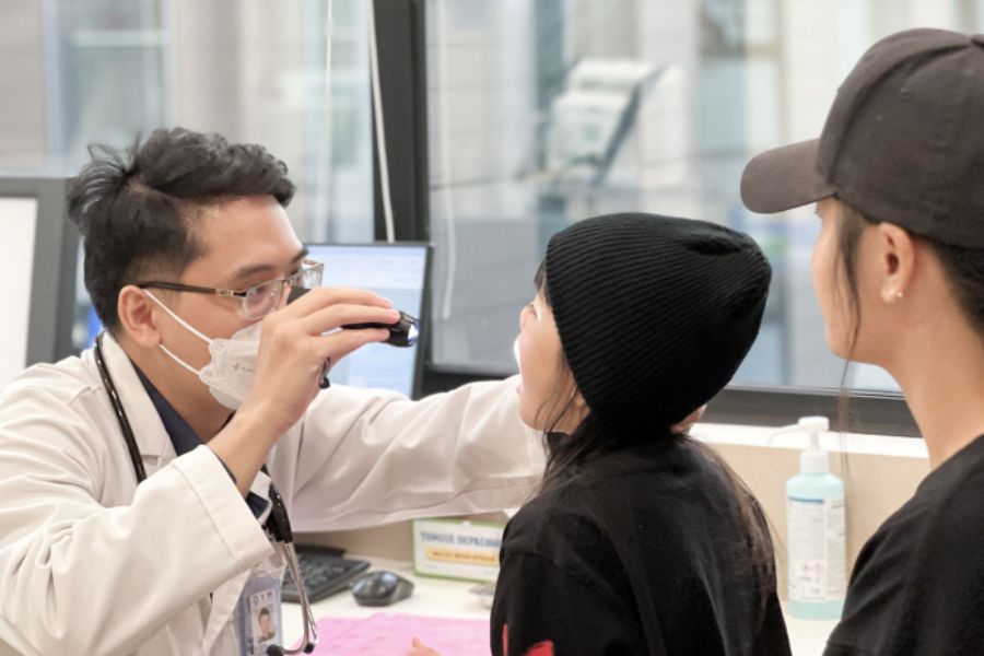 Đội ngũ bác sĩ Nhi khoa giàu kinh nghiệm tại Phòng khám Đa khoa Quốc tế DYM luôn tạo cảm giác thoải mái cho trẻ khi thăm khám