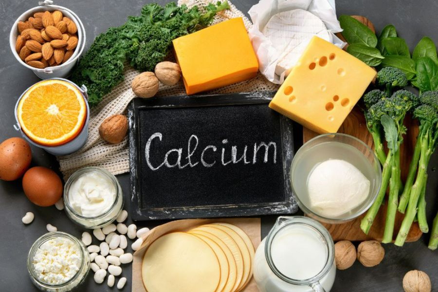 Cháo cá, súp rau xanh hay sữa giúp bù đắp lượng Canxi sụt giảm trong máu, hỗ trợ bé giảm mệt mỏi và nhanh phục hồi sức khỏe