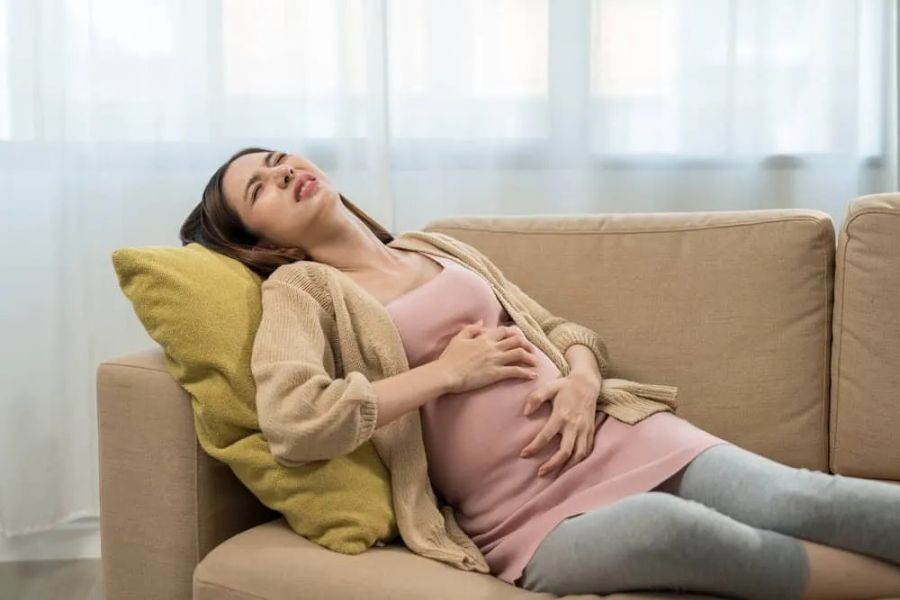 Những cơn đau bụng dữ dội kèm theo triệu chứng bất thường đòi hỏi mẹ bầu phải thăm khám bác sĩ ngay lập tức