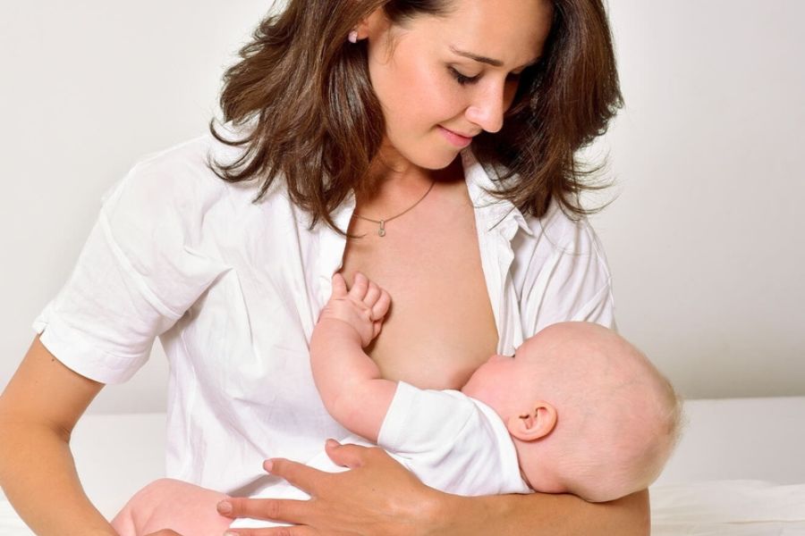 Prolactin là hormone kích thích tiết sữa, có thể tăng do bệnh lý, thuốc hoặc các yếu tố sinh lý