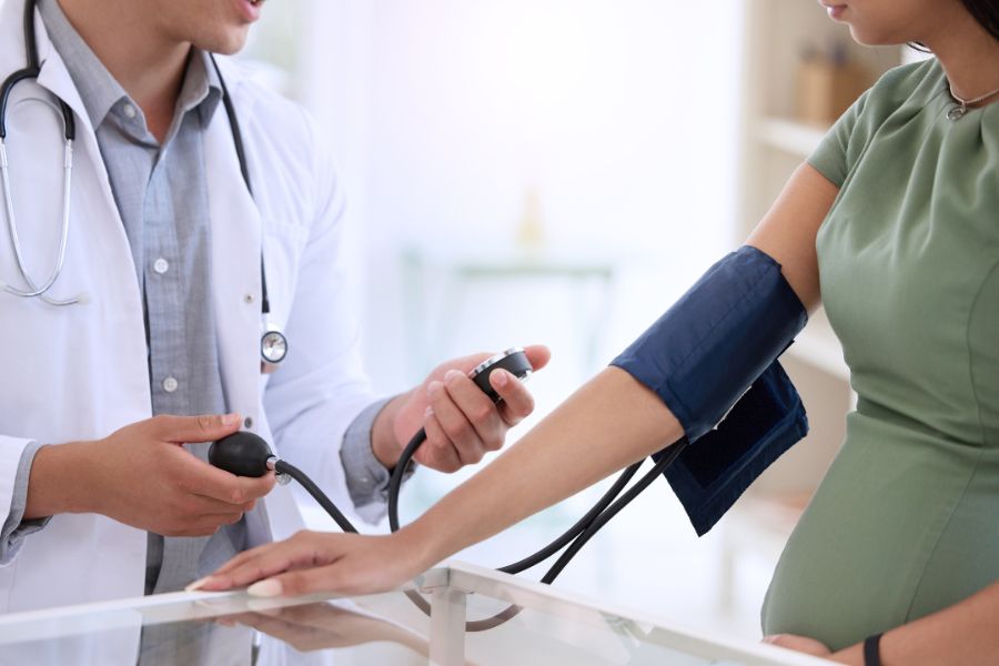 Thăm khám và đo huyết áp định kỳ giúp phát hiện sớm các yếu tố nguy cơ tiền sản giật