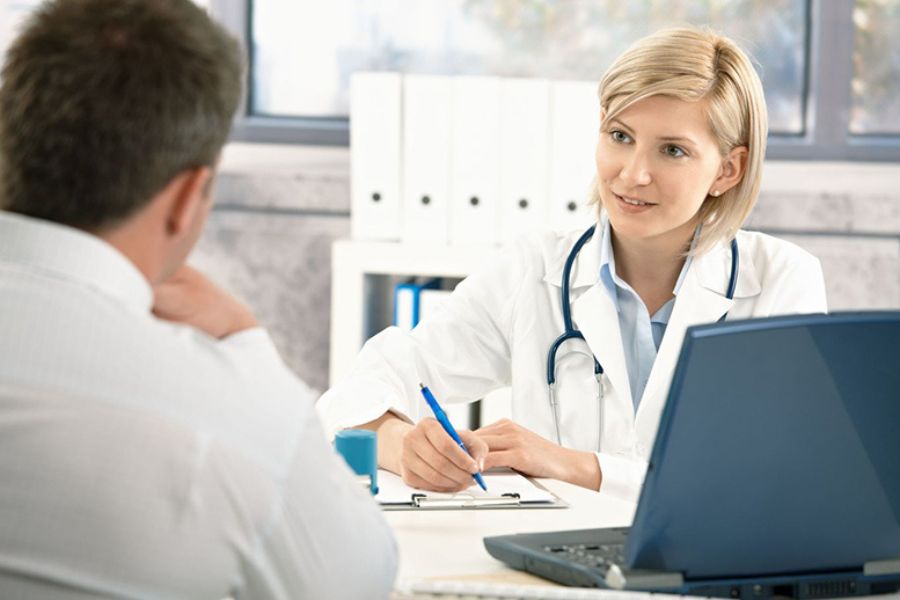 Đi ngoài ra máu nhiều hoặc kèm chóng mặt, ngất xỉu, đau bụng dữ dội cần đến bệnh viện ngay