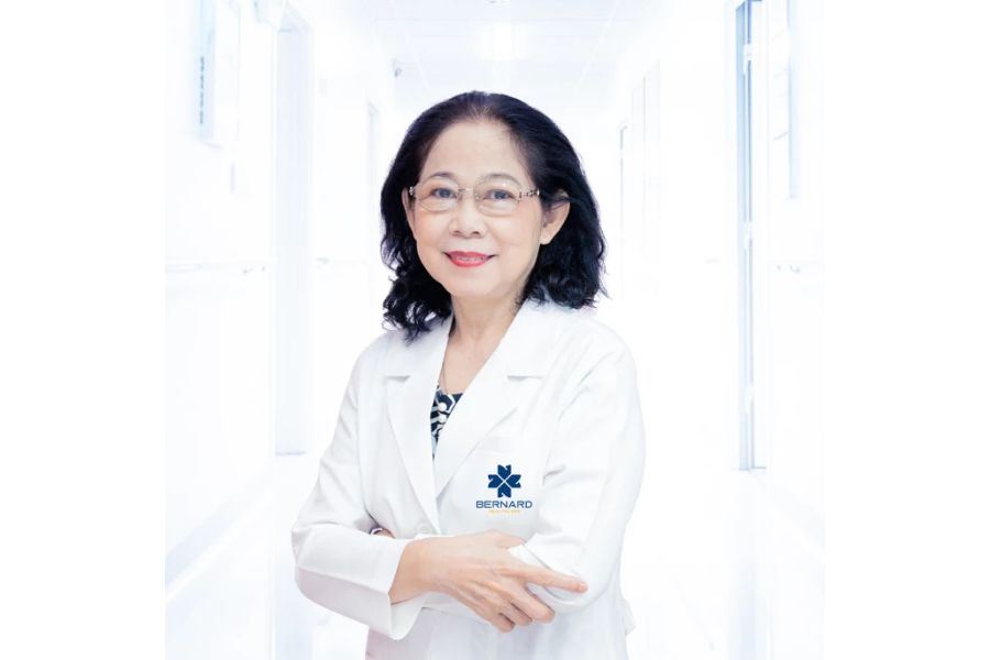 Thầy thuốc Ưu tú, BS. CKII Từ Thị Mỹ Trang - Nguyên Trưởng khoa Điều trị theo yêu cầu (Bệnh viện Chợ Rẫy) với hơn 40 năm kinh nghiệm chuyên sâu về Tim mạch