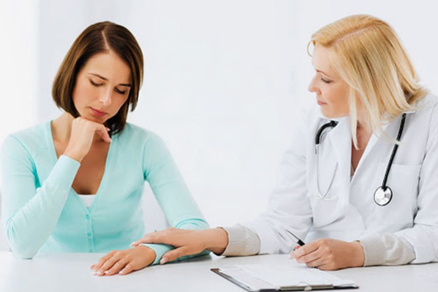 Vàng da, vàng mắt cần được khám sớm, đặc biệt khi kèm nước tiểu sẫm, phân bạc màu, đau bụng hoặc sốt