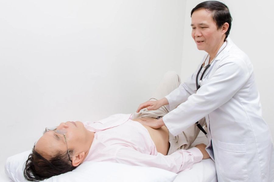 Khi đau dạ dày kéo dài hoặc sút cân bất thường, bạn nên đi khám để được tư vấn xét nghiệm HP phù hợp