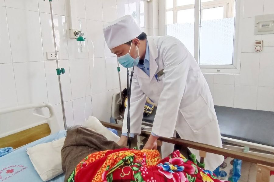 Các bác sĩ chuyên khoa kiểm tra kỹ lưỡng tình trạng thần kinh cho người bệnh trong quá trình điều trị
