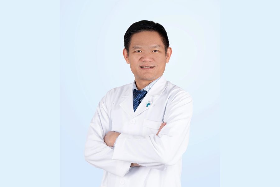 BS.CKI Nguyễn Ngọc Huy có 23 năm kinh nghiệm, chuyên về hồi sức, lọc thận và cấp cứu bệnh nhân nặng