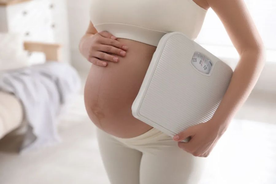 Nhức đầu dữ dội và phù nề bất thường là những dấu hiệu cảnh báo tiền sản giật mẹ bầu cần lưu ý