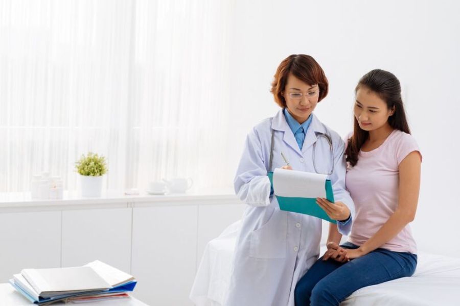 Thăm khám sớm giúp bác sĩ xác định nguyên nhân và đưa ra phác đồ điều trị an toàn, hiệu quả