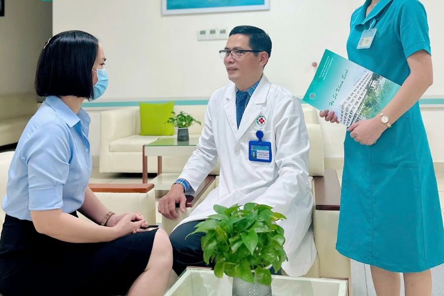 Người bệnh được bác sĩ tư vấn chi tiết các danh mục xét nghiệm phù hợp với nhu cầu sức khỏe và khả năng tài chính