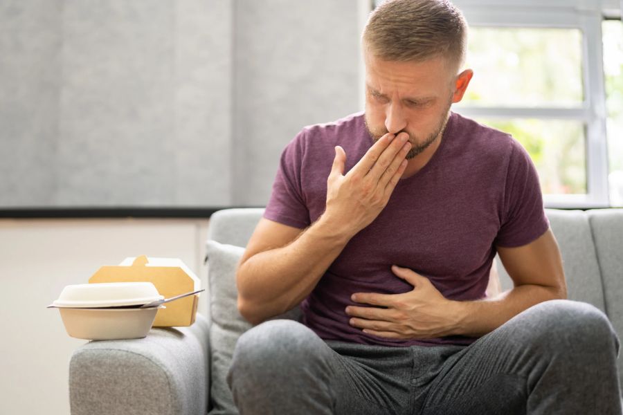 Các dấu hiệu trào ngược dạ dày phổ biến như ợ chua, nóng rát vùng ngực và vướng họng