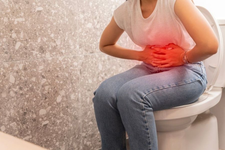 Tiêu chảy kéo dài ở người lớn là tình trạng đi ngoài phân lỏng nhiều lần trong ngày, dai dẳng từ 2 tuần trở lên
